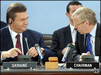 Генеральний секретар НАТО Яап Схеффер і прем'єр-міністр Янукович.