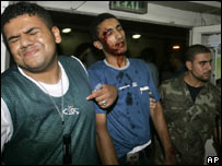 فلسطينيان به مجروحی در غزه کمک می کنند