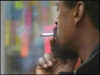 مردی سيگار می کشد