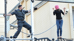 на заборе посольства Турции