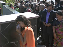 कनिष्क स्मारक पर रिश्तेदार