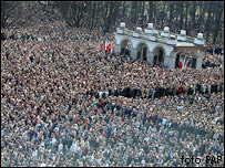 Chừng 100 nghìn người đến dự lễ vĩnh biệt Giáo hoàng ở quảng trường Chiến thắng tại Warszawa