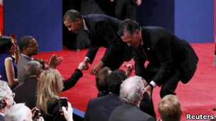 Candidatos cumprimentam espectadores após o debate