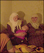 Ženy s dětmi zůstávají schovány ve sklepech