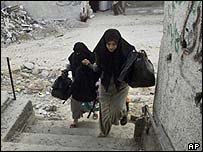 Gazze'de çatışmadan kaçan Filistinliler