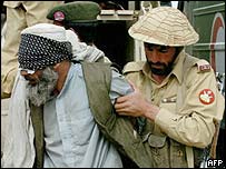 Soldado paquistanês prende suspeito