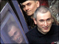 ميخائيل خودورکوفسکی در هنگام ورود به دادگاه 