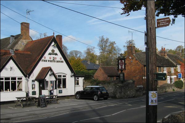 Biển bên đường chỉ lối vào mộ Winston Churchill ở Bladon