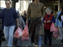 Plastik torba taşıyan insanlar