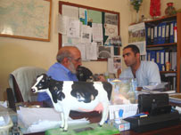 داکتر مصطفی ظفر مسوول شرکت مواد لبنی در کابل با نجيب خلوتگر