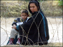 لائن آف کنٹرول پار کرنے کے منتظر کشمیری