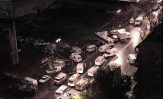 रूसी सैनिकों के अभियान के बाद थिएटर के बाहर खड़ी एम्बुलेंस