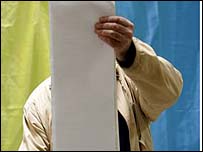 людина з бюлетенями