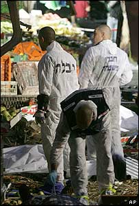 Especialistas examinam o local de atentado