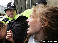 Một phụ nữ đang la ó ở Edinburgh