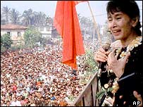 Bà Aung San Suu Kyi trong một cuộc biểu tình đòi dân chủ