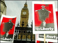 Demonstrace proti nového protiteroristickému zákonu před britským parlamentem