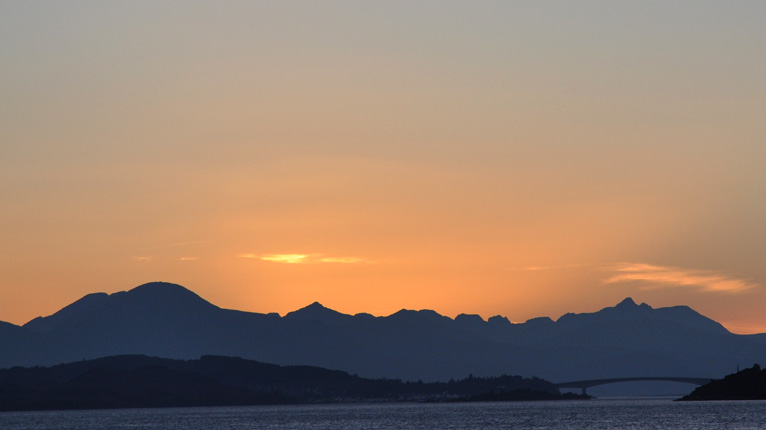 Drochaid an Eilein Sgitheanaich aig dol fodha na grèine