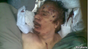 Vídeo mostra Khadafi morto.