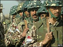 Membros da Defesa Civil iraquiana