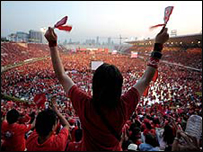 Những người ủng hộ ông Thaksin hô vang các khẩu hiệu tại sân vận động Bangkok