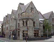 Bwyty'r Courthouse ym Mhen-y-bont ar Ogwr