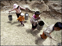 Crianças buscam água