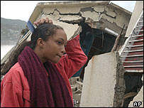 Moradora jamaicana confere estragos em sua casa