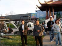 GS Lê Sĩ Long (trái) trong một chuyến nghiên cứu thực địa