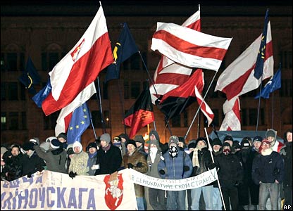 Demonstran oposisi berkumpul di lapangan di tengah ibukota Belarusia, Minsk, sejak Presiden Alexander Lukashenko meraih masa jabatan ketiga hari Minggu.