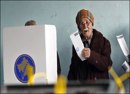 Një votues në zgjedhjet e Kosovës