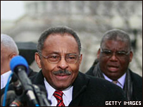 Roland Burris dá declarações em frente ao Capitólio nesta terça-feira