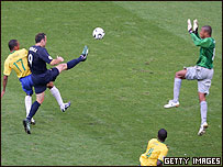 澳大利亚队攻门