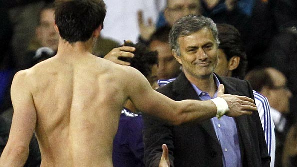 Jose Mourinho shakes the hand of Gareth Bale. Photo: AP
