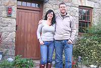 Kate a Huw tu allan i'w cartref