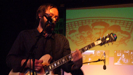 Mr Huw yn perfformio