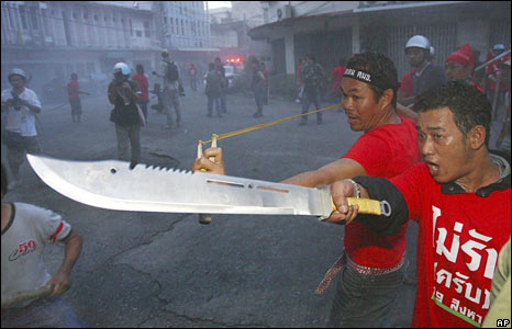 Người ủng hộ và phản đối chính phủ Thái Lan đụng độ