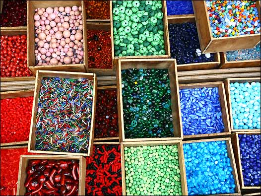 琳琅滿目的店鋪出售各種貨品，從古董家具、二手衣服，到首飾、擺設，應有盡有。