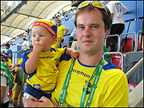 抱着儿子观战的厄瓜多尔球迷