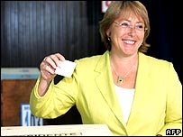 ميشل باشلت در حال رای دادن