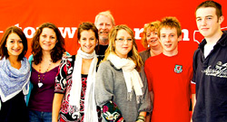 John Rowlnads yn cael cefnogaeth disgyblion ysgol o Rhuthun ar faes yr Eisteddfod