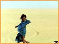 صحارا کے ریگستان میں ایک افریقی لڑکی