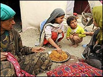 Yemek yiyen Afganlılar