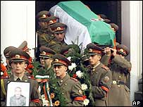 Soldados da Bulgária em funeral de colega morto no Iraque