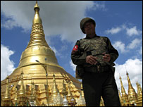 Quân lính Miện Điện trước chùa Shwedagon