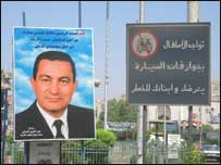 Cartaz com foto do presidente Hosni Mubarak no Cairo