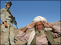 Người dân Afghanistan bị lính Mỹ chặn lại