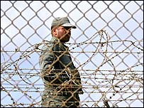 سربازی در مرز ميان اسپانيا و مراکش پاس می دهد