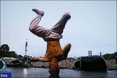 رقصنده مدونا در لایو 8