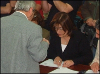 Sandık başındaki Kıbrıslı Türk 